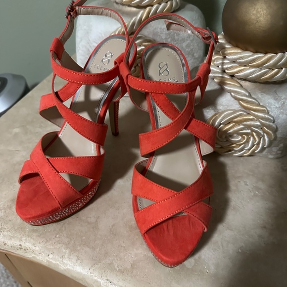 Woman’s Sandal - Picture 4 of 4